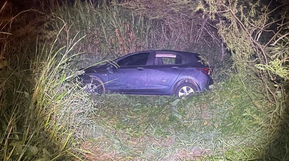 Onix é atingido por caminhão e sai da pista na MG-129, em Itabira