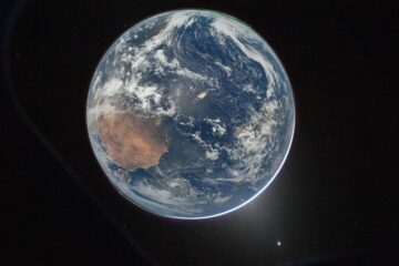 Artemis II deixa a órbita da Terra e NASA publica novas fotos do globo terrestre