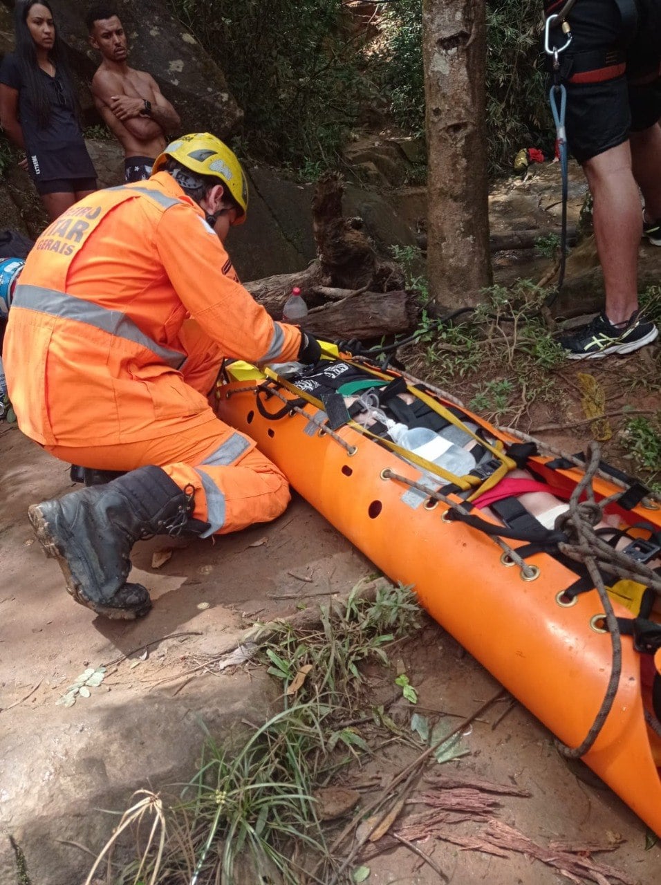 Mulher é resgatada após queda de 10 metros em cachoeira de Brumadinho