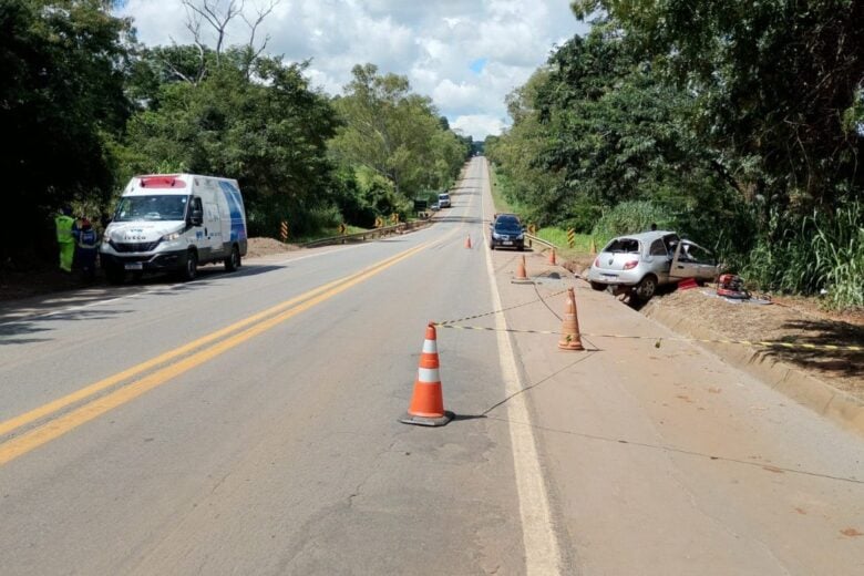 Acidente entre carro e caminhão mata duas pessoas na BR-262