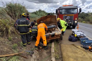 Acidente na BR-365 mobiliza Corpo Bombeiros e deixa duas pessoas feridas