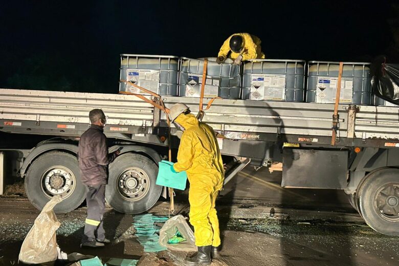 Colisão entre carreta e caminhão provoca vazamento de produto químico na BR-354