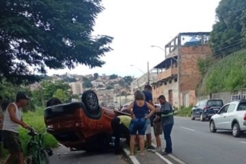 Capotamento entre carro e caminhão deixa duas vítimas na avenida Marco Túlio Isaac, em Betim