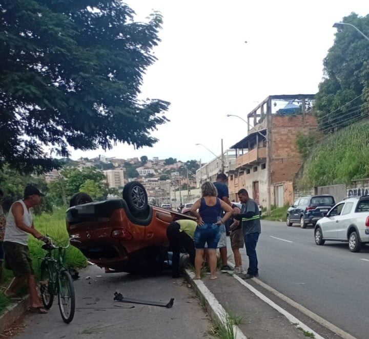 Capotamento entre carro e caminhão deixa duas vítimas na avenida Marco Túlio Isaac, em Betim