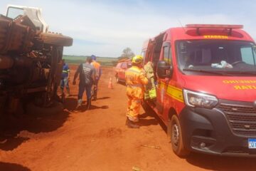 Motorista fica ferido após capotamento de caminhão na MG-255