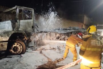 Caminhão-tanque pega fogo durante a madrugada no bairro Santa Rosa, em Sete Lagoas