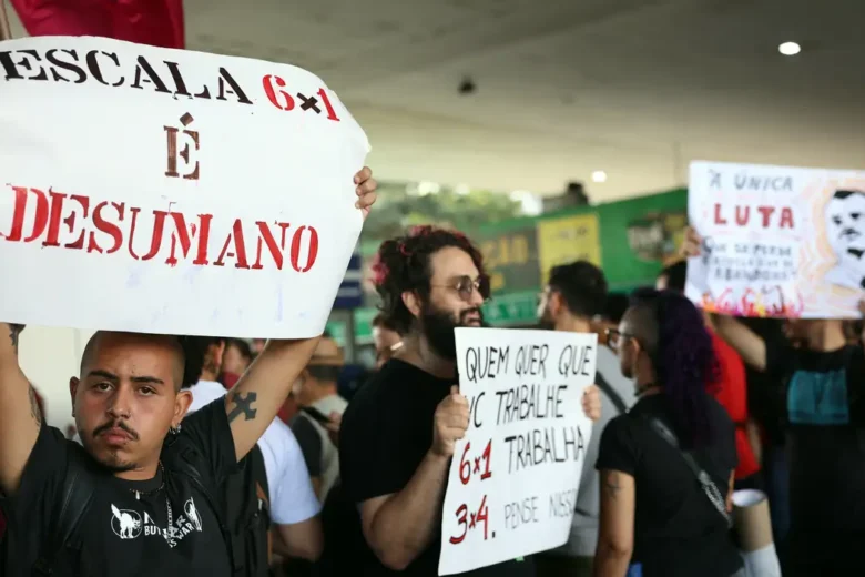 Pedido de vista adia votação da PEC que acaba com escala 6×1: Novo debate será na quarta-feira (27)
