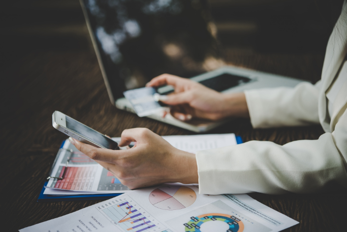 Como acompanhar notícias financeiras e tendências digitais no dia a dia