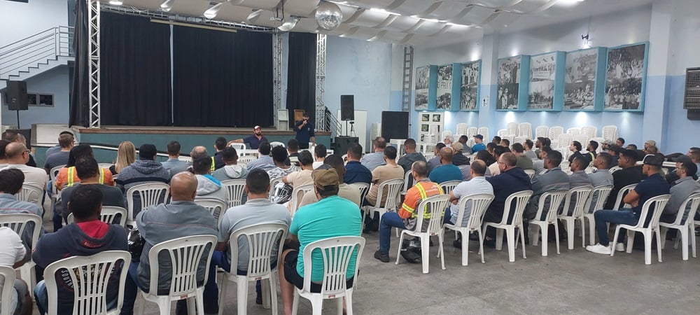 Após a ArcelorMittal pedir reabertura das negociações, trabalhadores da usina de João Monlevade aprovam estado de greve
