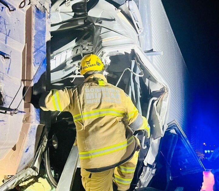 Motorista de carreta morre preso às ferragens após colidir na traseira de veículo parado na BR-040 em Sete Lagoas