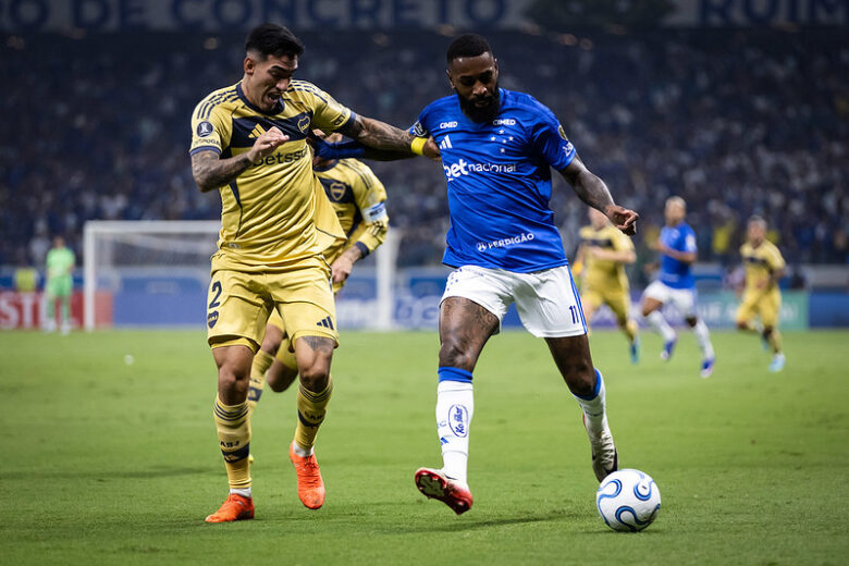 Cruzeiro encara o Boca Juniors na Bombonera por vaga nas oitavas; Rádio Caraça transmite a partida