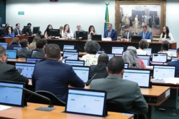 Comissão aprova projeto que pune gestor que não pagar o piso salarial aos professores da educação básica