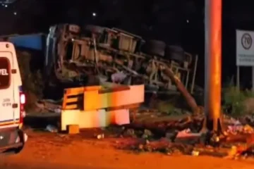 Caminhão tomba no Anel Rodoviário e atinge imóvel às margens da pista em BH