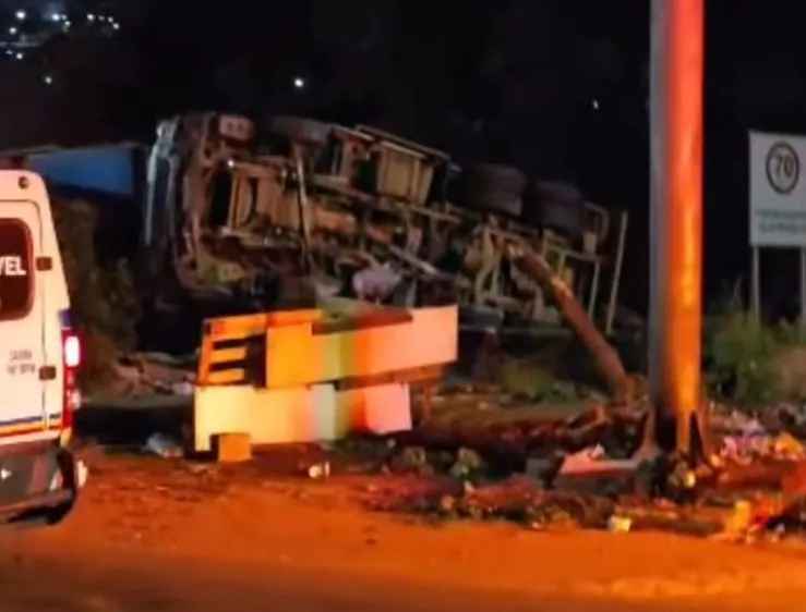 Caminhão tomba no Anel Rodoviário e atinge imóvel às margens da pista em BH