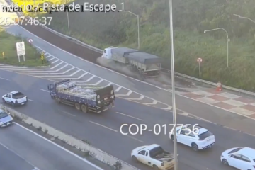 Carreta acessa área de escape no Anel Rodoviário e evita acidente