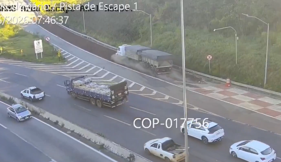 Carreta acessa área de escape no Anel Rodoviário e evita acidente