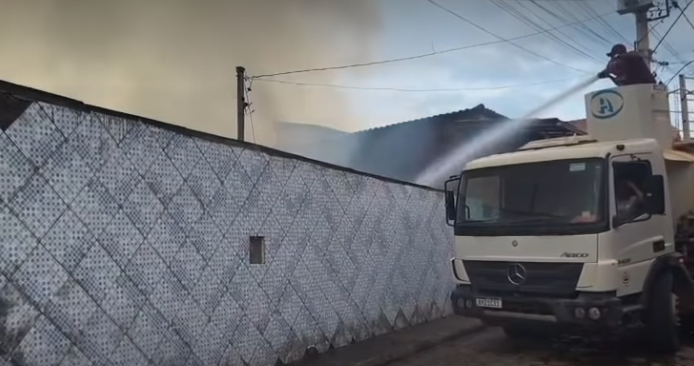 Incêndio atinge casa em Nova Era e mobiliza Bombeiros e Defesa Civil