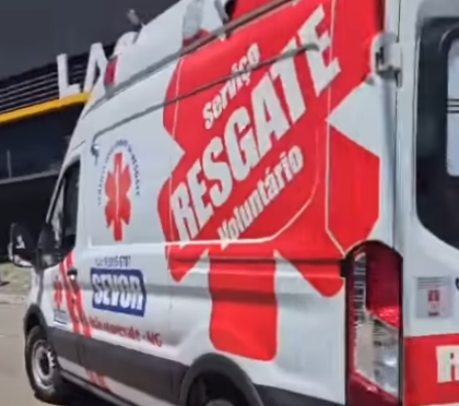 Acidente mobiliza socorristas após veículo atingir estabelecimento em João Monlevade
