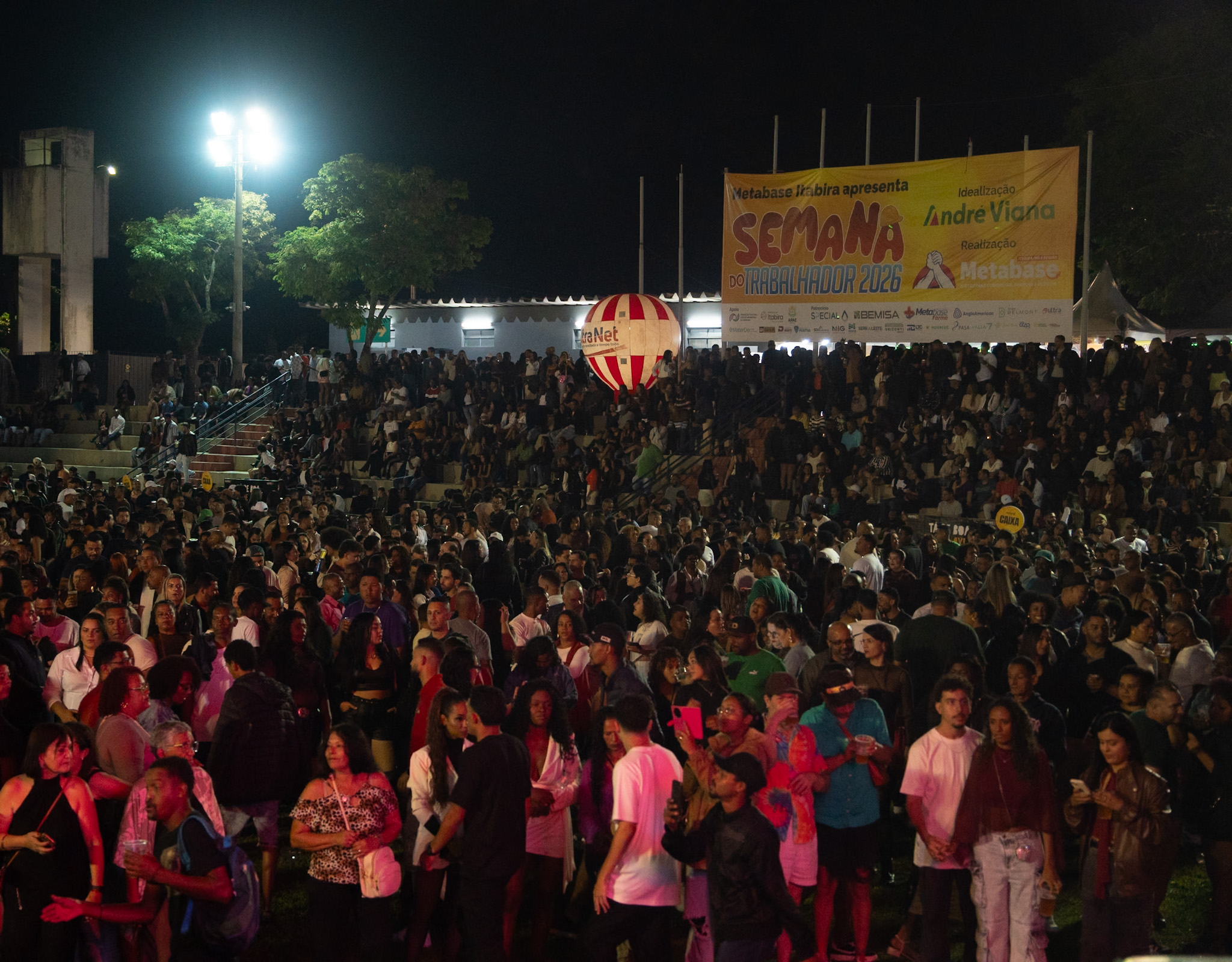Fotos: público marca presença nos shows de Guilherme & Benuto e MC Hariel, em Itabira