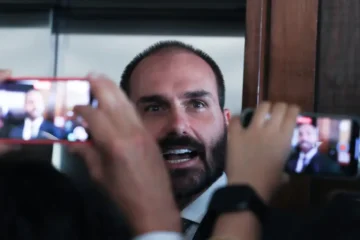 PF apura se verba solicitada por Flávio Bolsonaro bancou Eduardo nos EUA