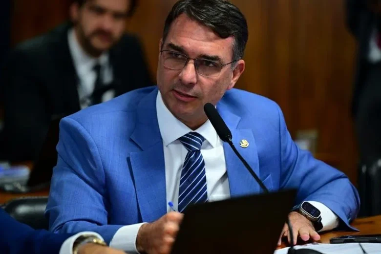 Flávio Bolsonaro votou em Vila Isabel  zona norte do Rio de Janeiro