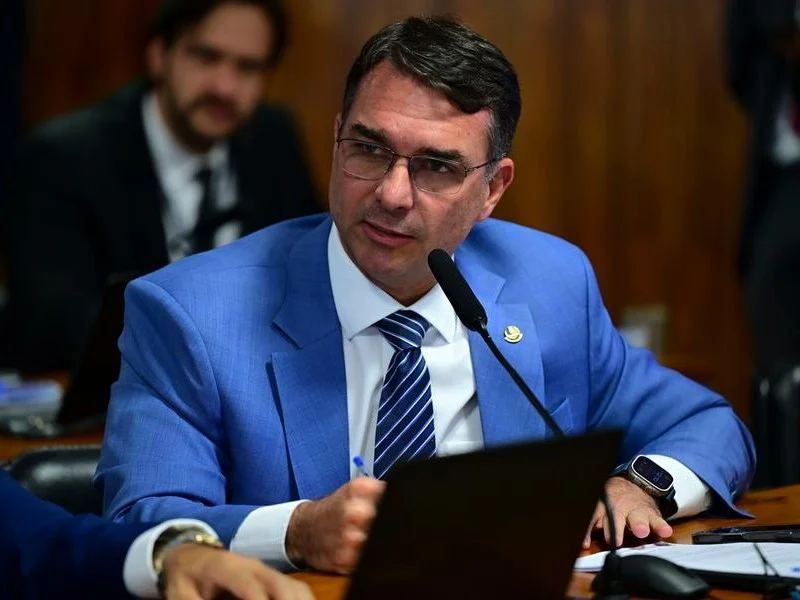 Flávio Bolsonaro votou em Vila Isabel  zona norte do Rio de Janeiro