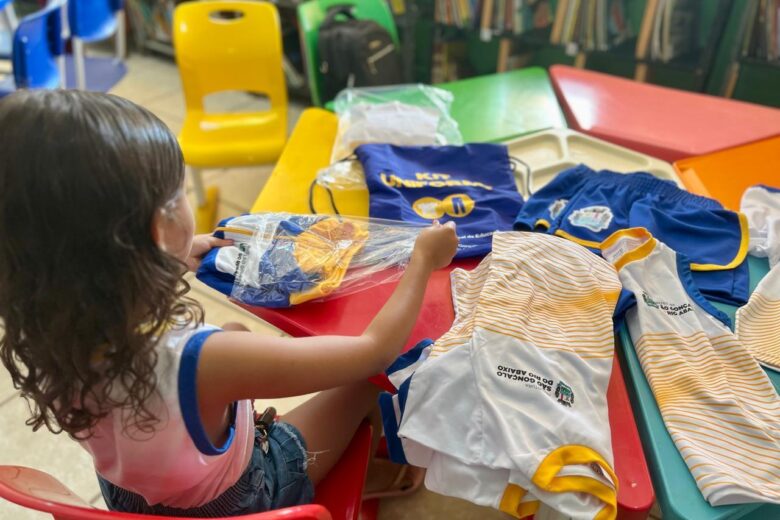 Prefeitura de São Gonçalo do Rio Abaixo  entrega  kits de uniformes para alunos da rede municipal
