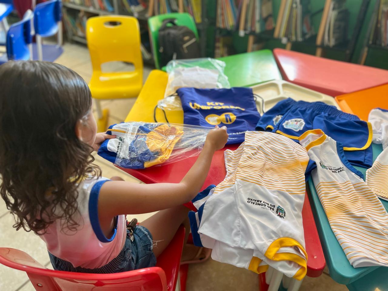 Prefeitura de São Gonçalo do Rio Abaixo  entrega  kits de uniformes para alunos da rede municipal