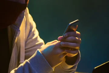Lojas de celulares podem ter que registrar quem leva aparelho para conserto ou revenda em BH