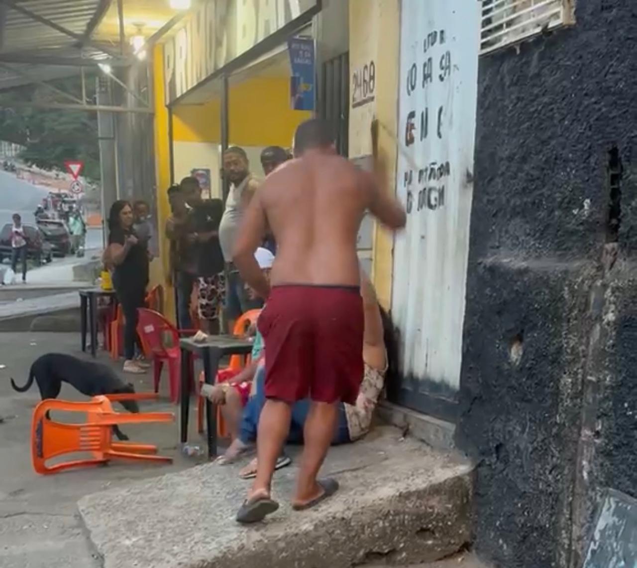 Mulher é agredida com chicote em frente a bar em Santa Luzia
