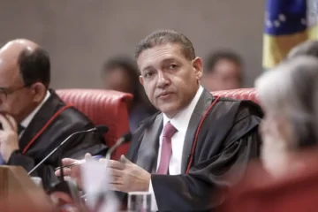 Nunes Marques envia à PGR pedido de revisão da condenação de Bolsonaro