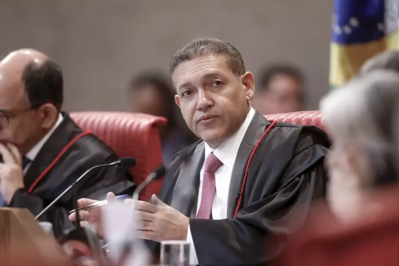 Nunes Marques envia à PGR pedido de revisão da condenação de Bolsonaro