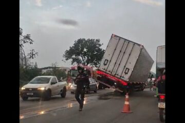 Carreta sobe em mureta e provoca congestionamento no acesso ao Anel Rodoviário de Belo Horizonte pela BR-381