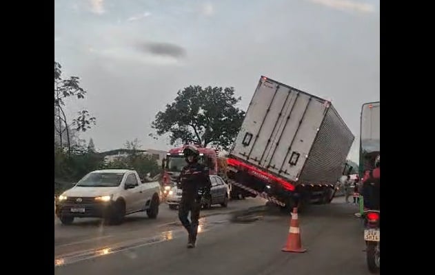 Carreta sobe em mureta e provoca congestionamento no acesso ao Anel Rodoviário de Belo Horizonte pela BR-381