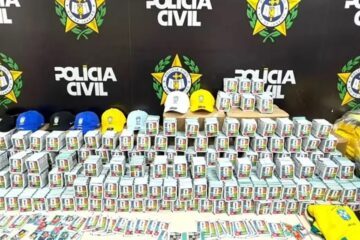 Polícia Civil apreende mais de 200 mil figurinhas falsificadas da Copa do Mundo