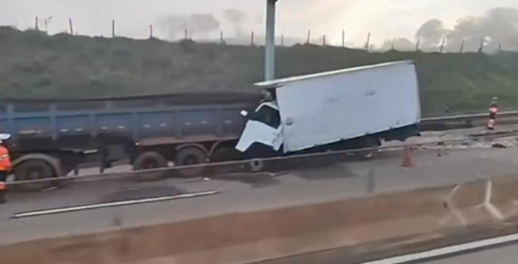 Motorista morre preso às ferragens após colisão entre caminhão e carreta na BR-381