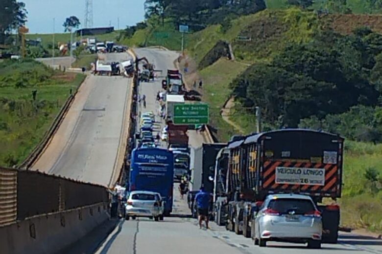 Caminhão atinge mureta central e provoca interdição na BR-381, em Nova União, na manhã deste domingo