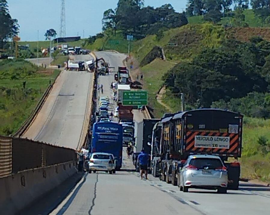 Caminhão atinge mureta central e provoca interdição na BR-381, em Nova União, na manhã deste domingo