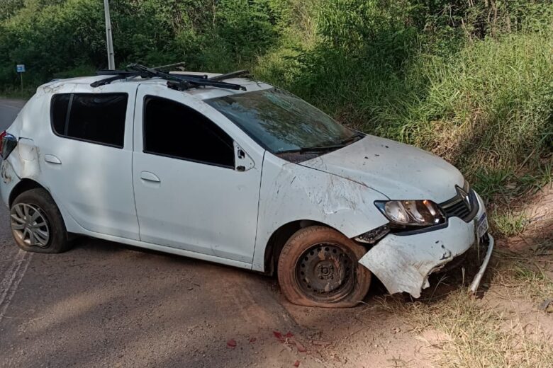 Motorista perde controle após passar por buraco e capota carro na AMG-1210, em Itabira