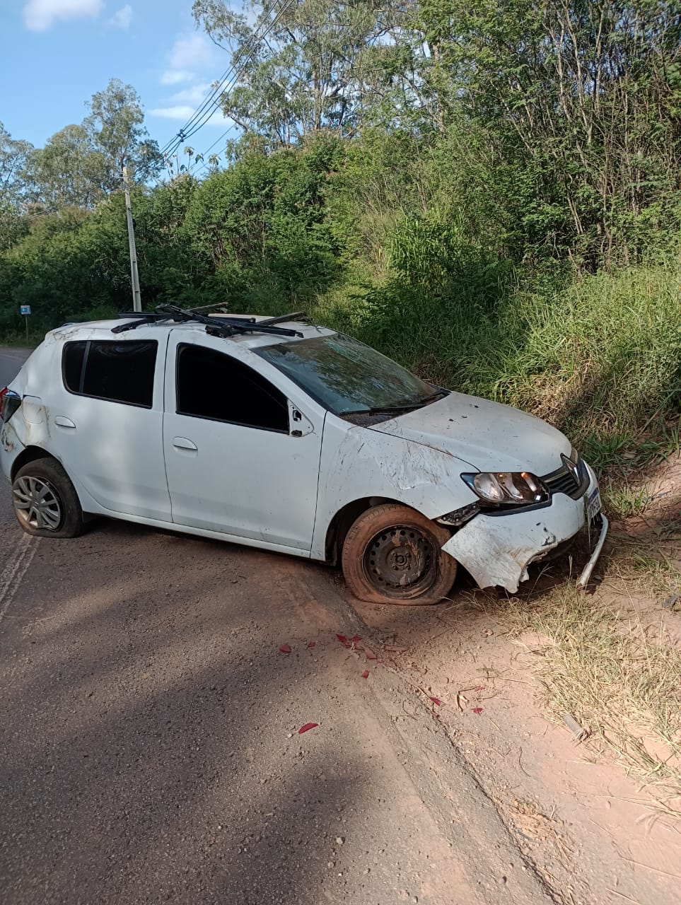 Motorista perde controle após passar por buraco e capota carro na AMG-1210, em Itabira