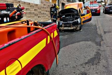 Corpo de Bombeiros combate incêndio em veículo no bairro Novo Horizonte em João Monlevade