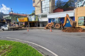 Saae realiza manutenção nas redes de esgoto e pluvial da praça Nico Rosa, no Centro de Itabira