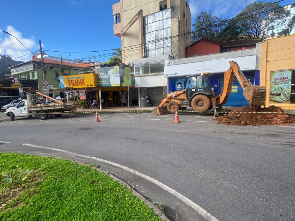 Saae realiza manutenção nas redes de esgoto e pluvial da praça Nico Rosa, no Centro de Itabira