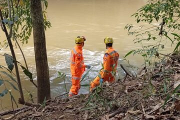 Bombeiros localizam e retiram corpo de homem no Rio Piracicaba