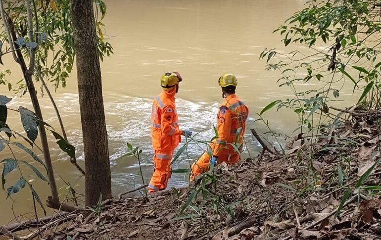 Bombeiros localizam e retiram corpo de homem no Rio Piracicaba
