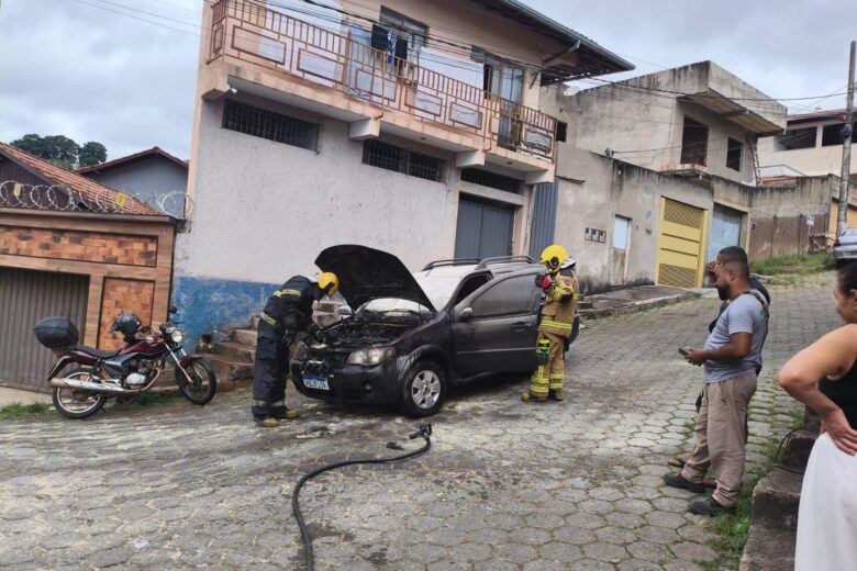 Carro pega fogo no Juca Rosa e tem motor destruído pelas chamas em Itabira