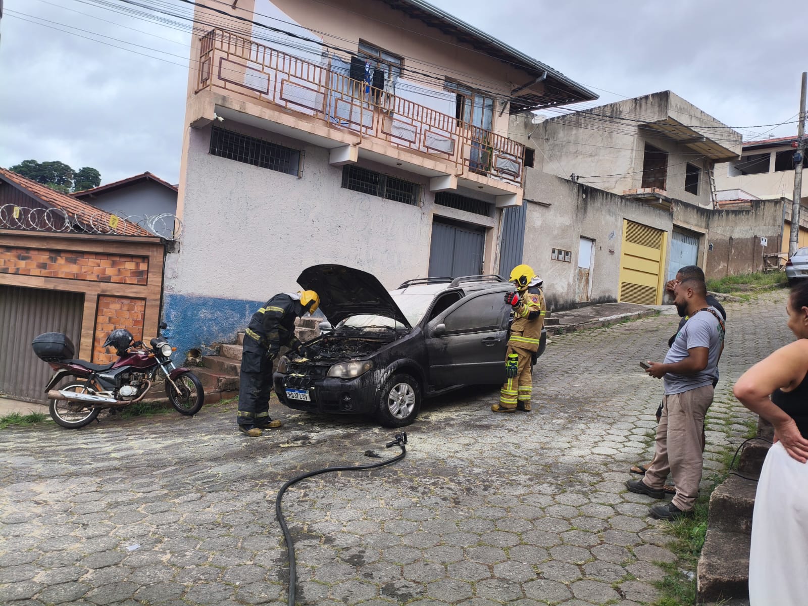 Carro pega fogo no Juca Rosa e tem motor destruído pelas chamas em Itabira