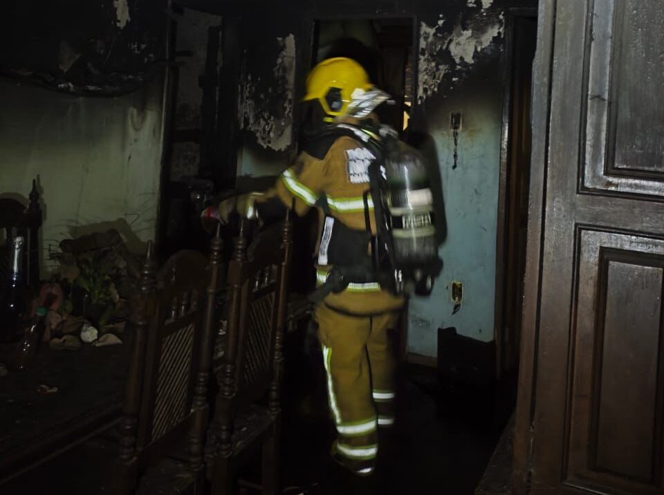 Incêndio destrói parte de residência no bairro Campestre, em Itabira
