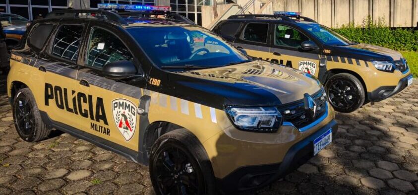 Após perder o controle do carro, homem se envolve em confusão e é conduzido pela PM em Itabira