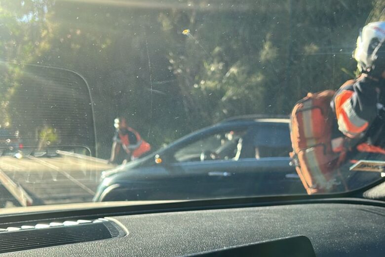 Carro roda na pista e bate em corte de pedras na BR-381, em Caeté; trânsito fica lento no sentido Itabira